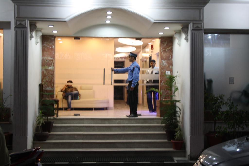 Hotel Apra Inn Yeni Delhi Dış mekan fotoğraf