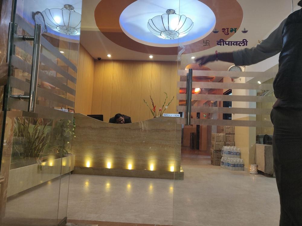 Hotel Apra Inn Yeni Delhi Dış mekan fotoğraf