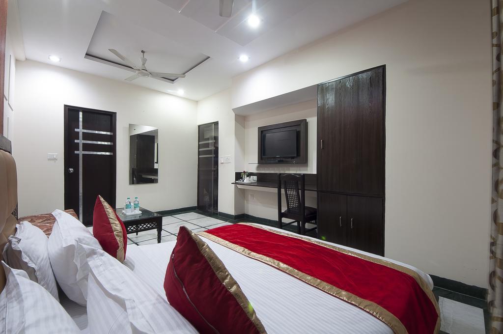 Hotel Apra Inn Yeni Delhi Dış mekan fotoğraf