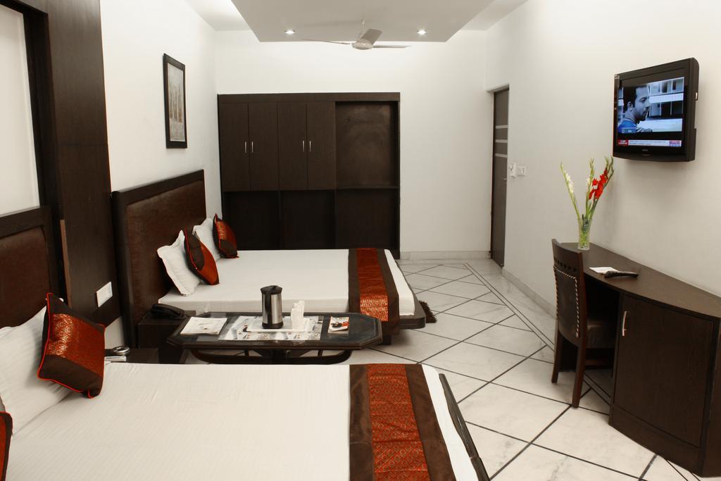 Hotel Apra Inn Yeni Delhi Dış mekan fotoğraf