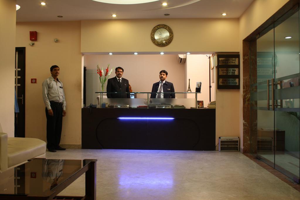 Hotel Apra Inn Yeni Delhi Dış mekan fotoğraf
