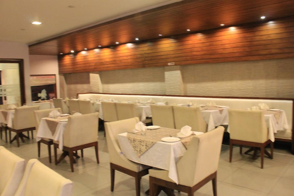 Hotel Apra Inn Yeni Delhi Dış mekan fotoğraf