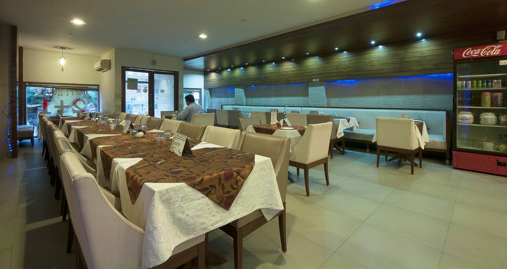 Hotel Apra Inn Yeni Delhi Dış mekan fotoğraf
