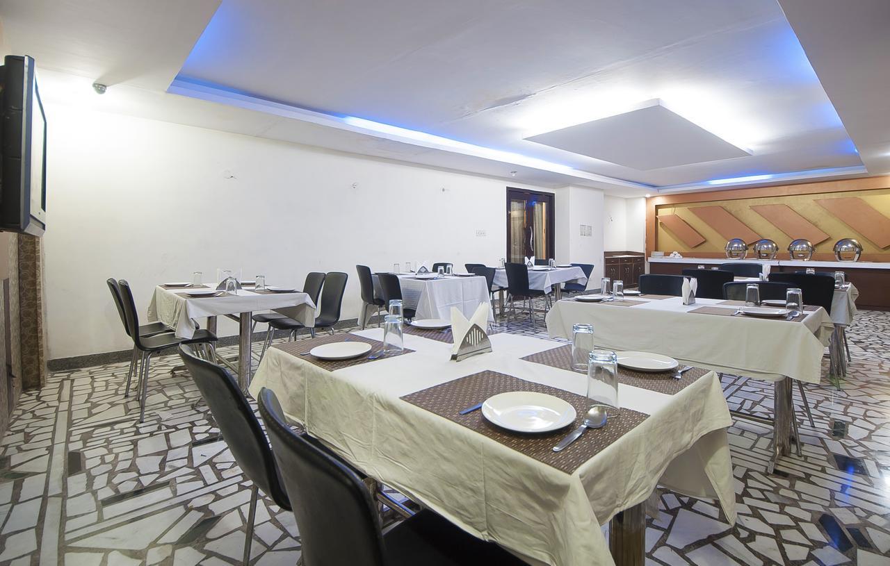 Hotel Apra Inn Yeni Delhi Dış mekan fotoğraf