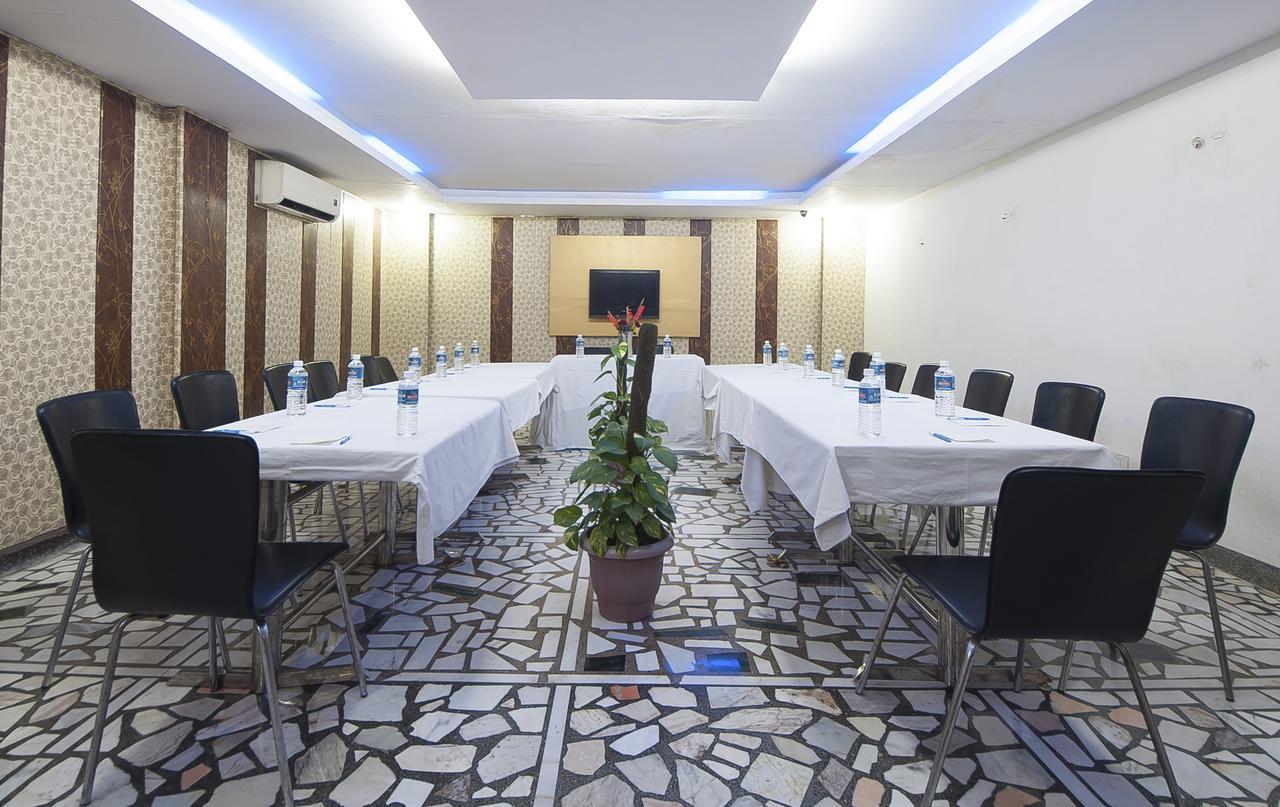 Hotel Apra Inn Yeni Delhi Dış mekan fotoğraf