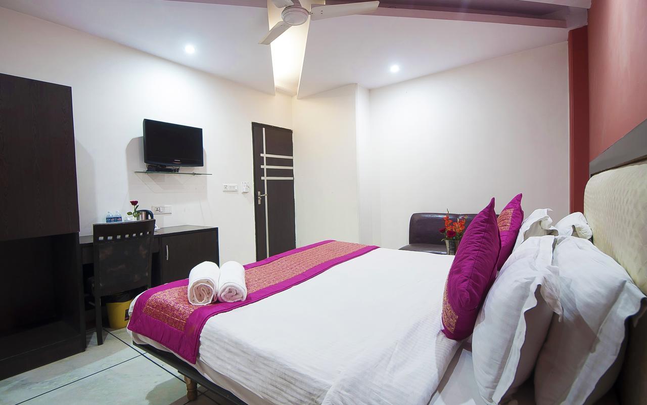 Hotel Apra Inn Yeni Delhi Dış mekan fotoğraf