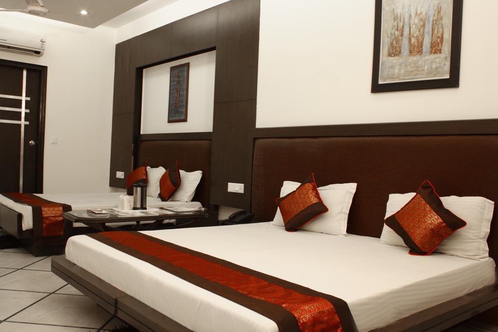 Hotel Apra Inn Yeni Delhi Dış mekan fotoğraf