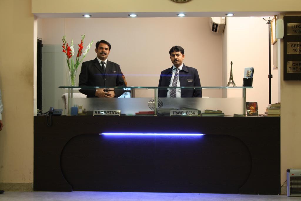 Hotel Apra Inn Yeni Delhi Dış mekan fotoğraf