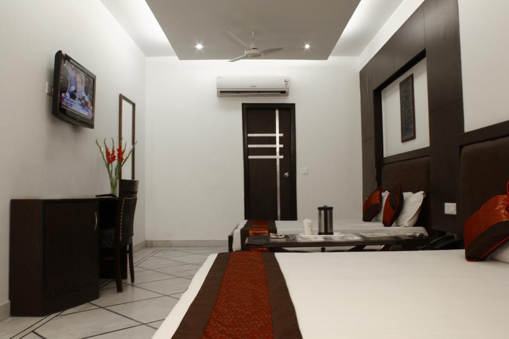 Hotel Apra Inn Yeni Delhi Dış mekan fotoğraf