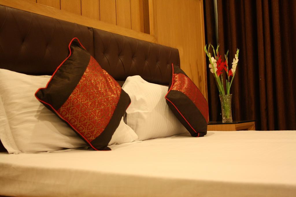 Hotel Apra Inn Yeni Delhi Dış mekan fotoğraf