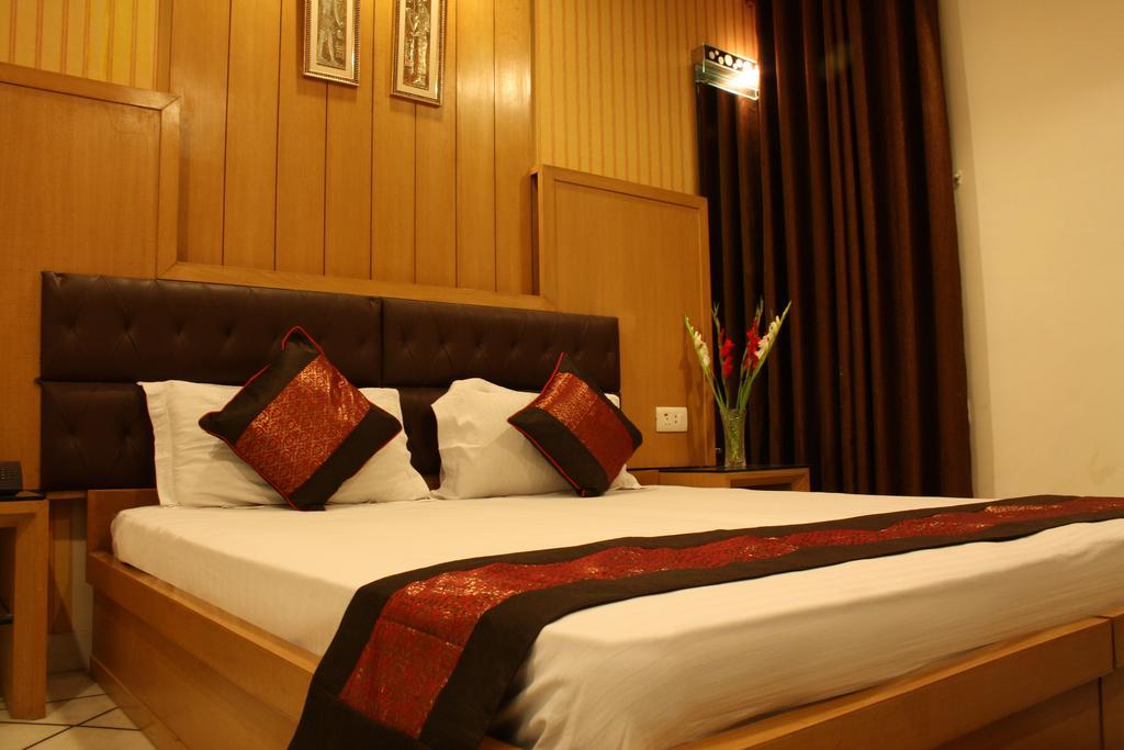 Hotel Apra Inn Yeni Delhi Dış mekan fotoğraf